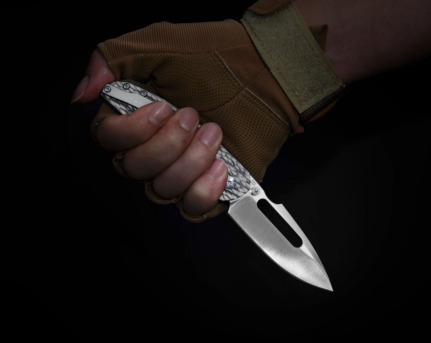 ARTC1862G-FGY Stippled Boa S35VN,  Titanium