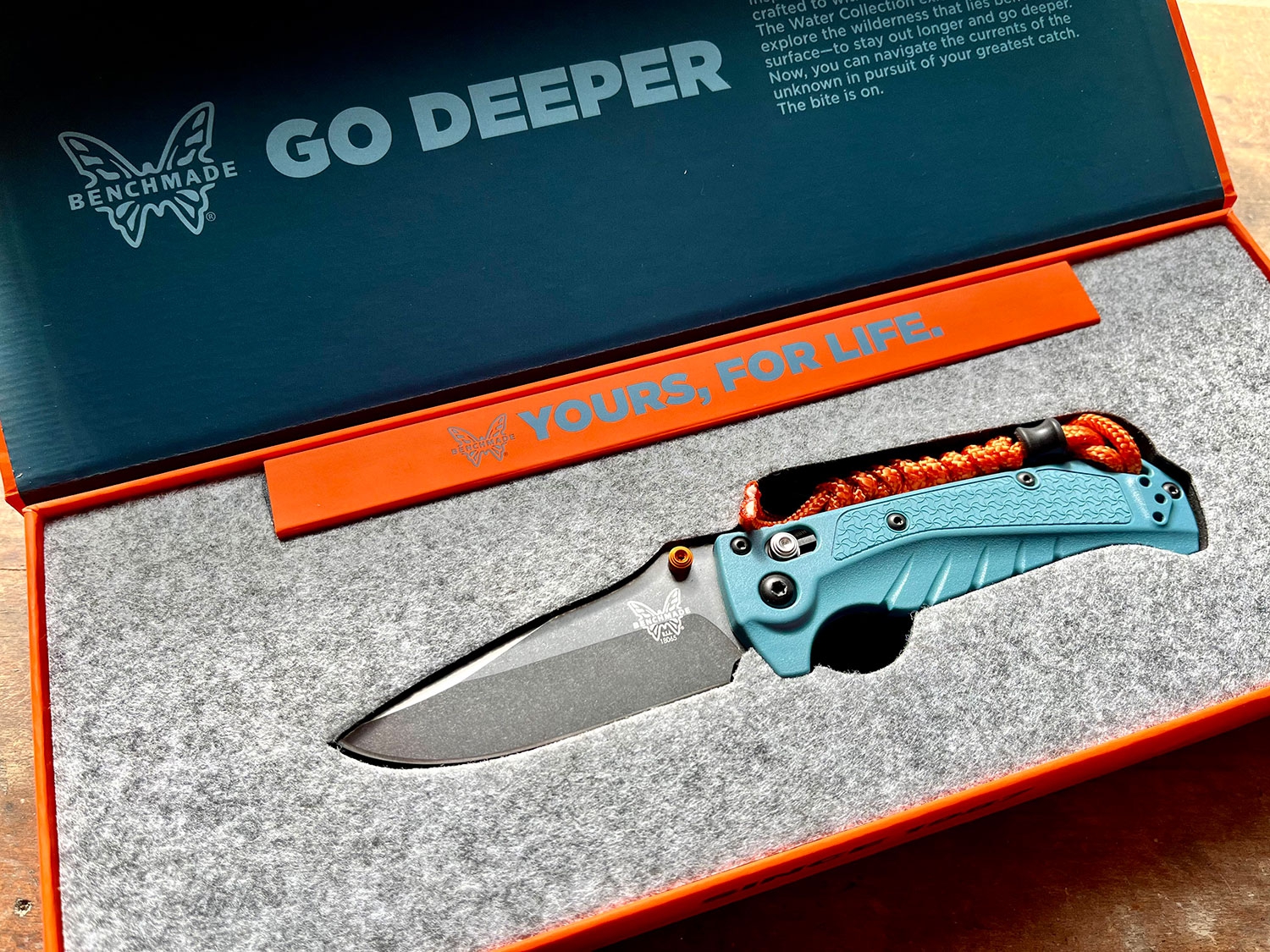 Benchmade 18065 Mini Adira, MagnaCut, Blue Grivory